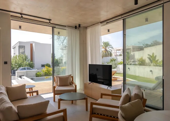 Villa Greenvale Park By Coastalbliss Klorakas